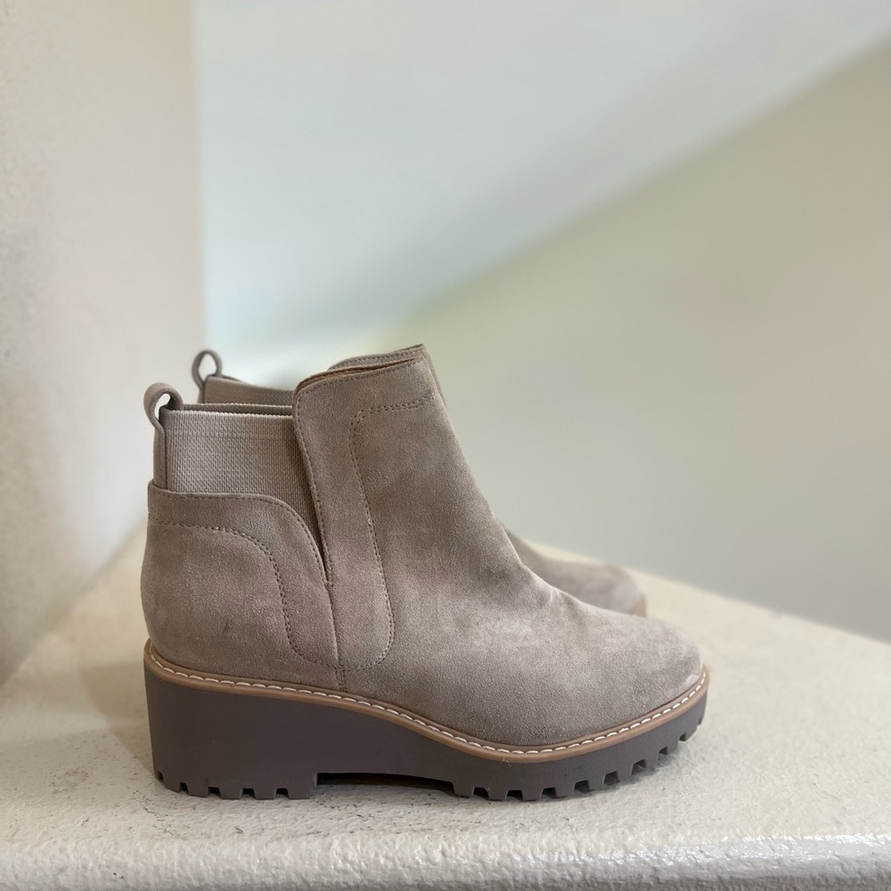 NWNT DOLCE VITA Rielle Rango Ankle Boots Size 9.5‎ Beige Suede Pull On Lug Sole